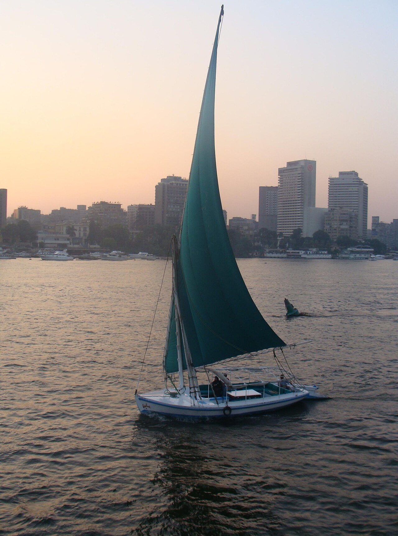 Felucca navegando por el río Nilo en El Cairo